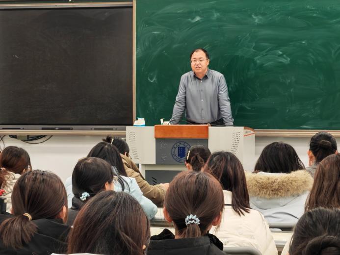 2.jpeg 业务班主任白静倩主持会议